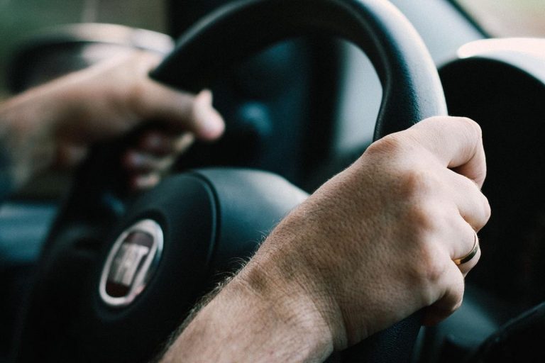 Nauka jazdy krok po kroku: Jak rozpocząć swoją przygodę za kierownicą?